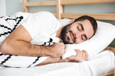 Handsonme gülümseyen adam