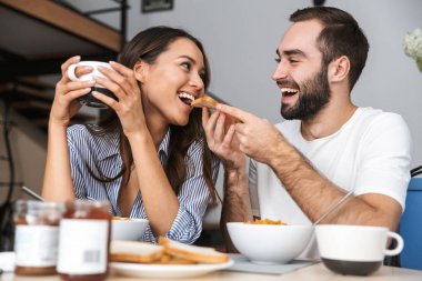 Mutlu çok ırklı çift having kahvaltı