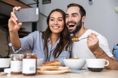 Mutlu çok ırklı çift having kahvaltı
