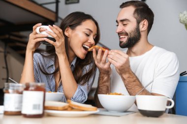 Mutlu çok ırklı çift having kahvaltı