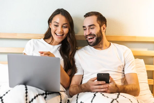 Güzel genç çift birlikte yatakta döşeme