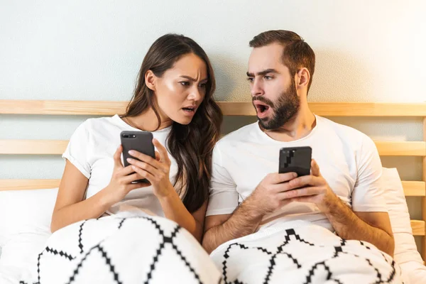 Schönes junges Paar liegt zusammen im Bett — Stockfoto