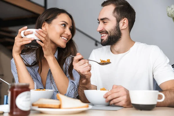 Feliz pareja joven desayunando — Foto de Stock