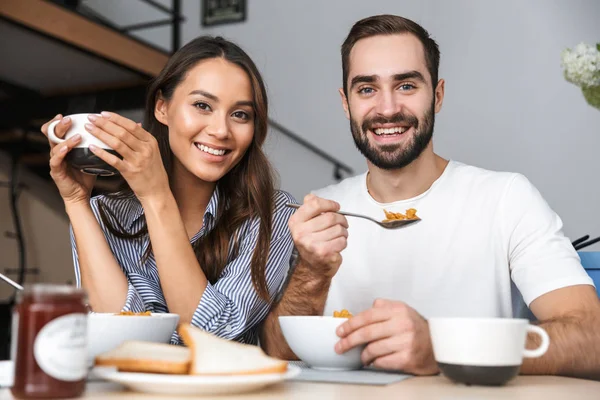 Feliz pareja joven desayunando — Foto de Stock