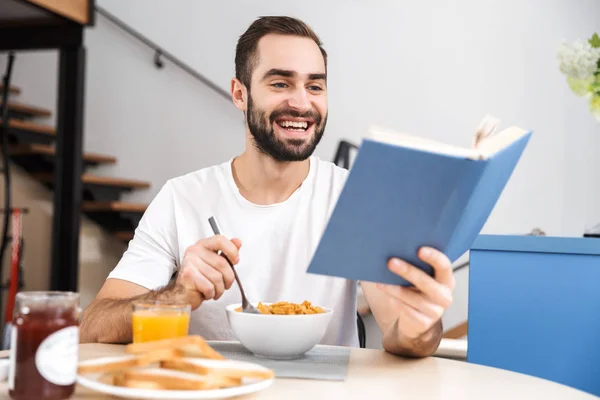 Bel giovane che fa colazione — Foto Stock