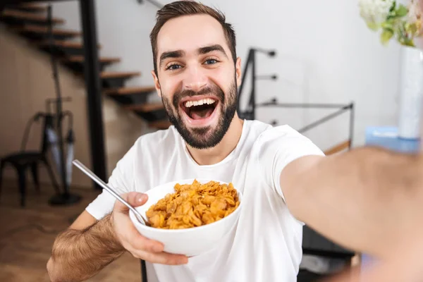 Lycklig man tar en selfie medan du sitter vid köket — Stockfoto
