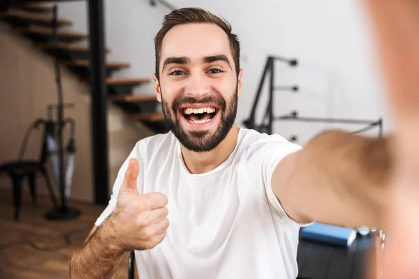 Un om fericit face un selfie în timp ce stă la bucătărie — Fotografie, imagine de stoc