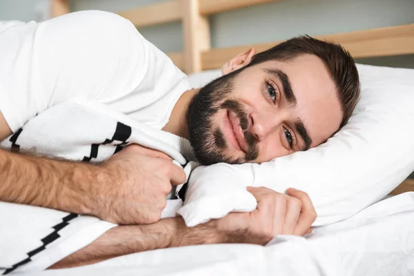 Handsonme sonriendo hombre durmiendo en una almohada —  Fotos de Stock