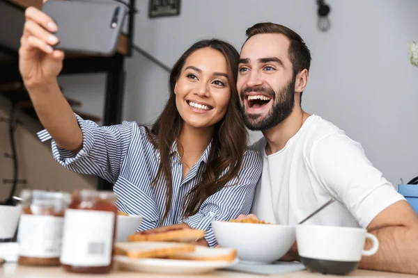 Feliz pareja multiétnica desayunando — Foto de Stock