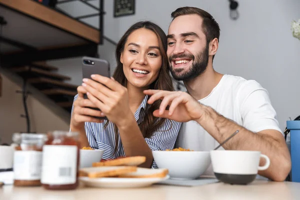 Feliz pareja multiétnica desayunando — Foto de Stock