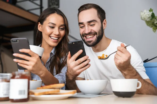 Glad multietniskt par har frukost — Stockfoto