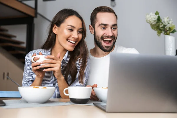 Feliz pareja multiétnica desayunando —  Fotos de Stock