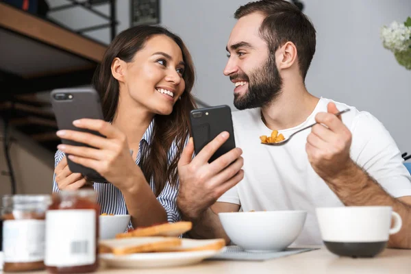 Feliz pareja multiétnica desayunando — Foto de Stock