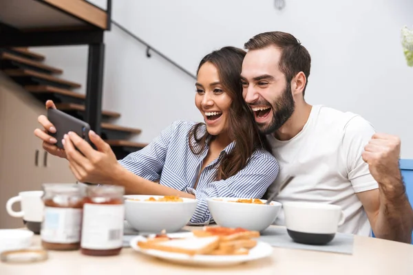 Feliz pareja multiétnica desayunando — Foto de Stock