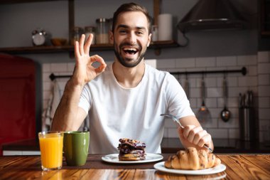 Portre yakışıklı adam st Kahvaltı yaparken yemek 30s