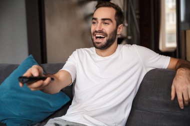 Avrupa lisans uzaktan kumanda oturma Ise tutarak fotoğraf 