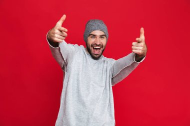 Tıraşsız adam gülüyor ve parmakları işaret kamerada görüntü