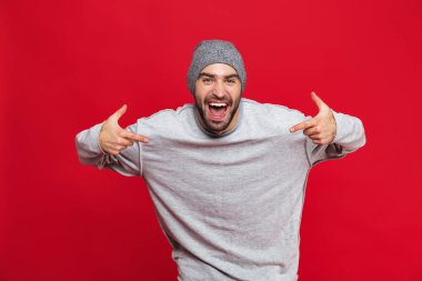 Görüntü çok mutlu adam gülüyor ve kendisi de i parmakları işaret