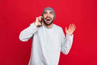 Cep telefonu izole kullanırken gülen başarılı adam görüntüsünü