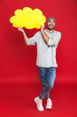 Tam uzunlukta fotoğraf gülümseyen ve boş tutan gencin sanıyordum