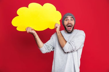 Fotoğraf gülümseyen ve boş düşünce balonu tutan iyimser insanın