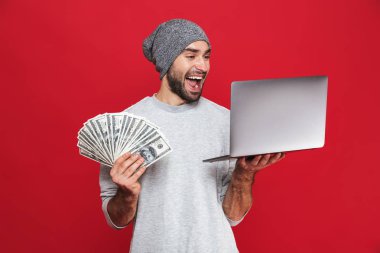 Nakit para ve gümüş laptop izole zengin adam fotoğrafı 