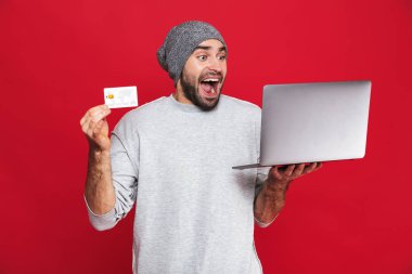 Kredi kartı ve gümüş laptop iyimser adam fotoğrafı