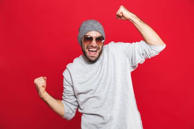 Kendinden geçmiş adam 30'lu gülüyor ve f kenetlenmesi güneş gözlüğü görüntüsü