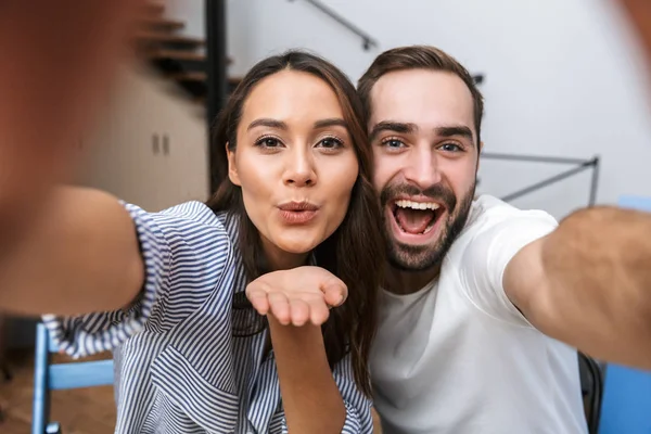 Fröhliches multiethnisches Paar macht ein Selfie — Stockfoto