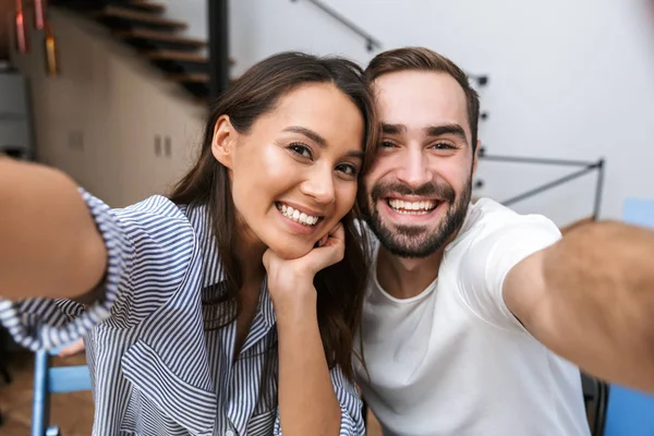 Vidám többnemzetiségű pár vesz egy selfie — Stock Fotó