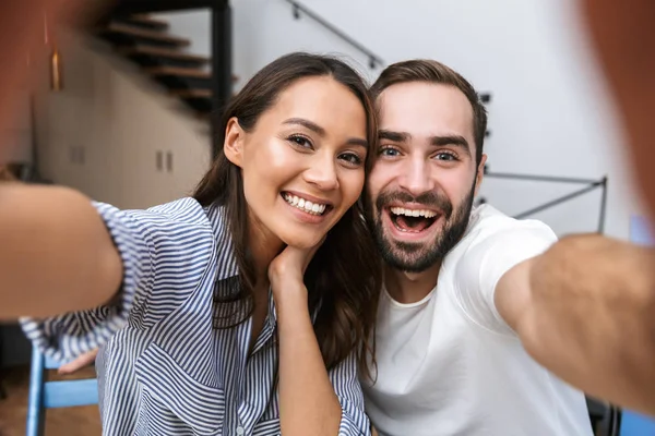 Veselý mnohonárodnostní pár s selfie — Stock fotografie