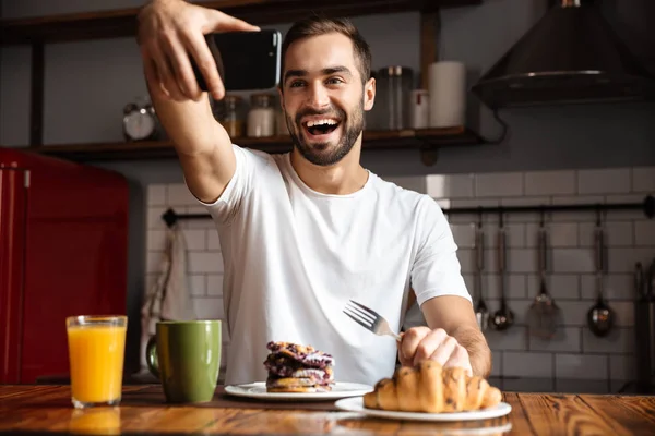 Porträtt av kaukasiska man 30s tar selfie foto på mobila phon — Stockfoto