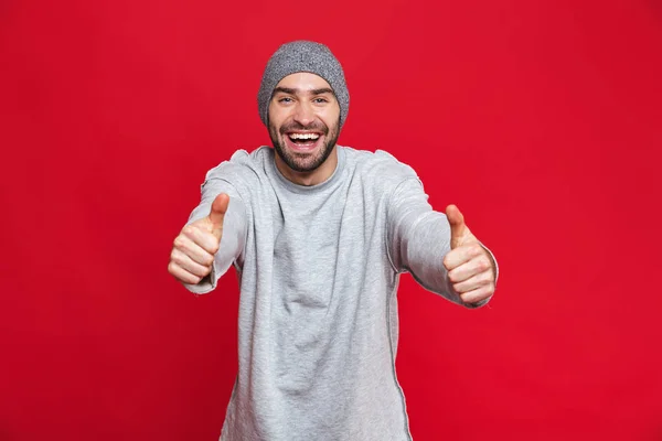 Imagem de homem positivo rindo e mostrando os polegares para cima na câmera i — Fotografia de Stock