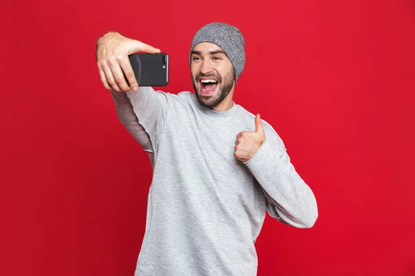 Imagen del hombre caucásico riendo mientras toma una foto selfie en cel — Foto de Stock