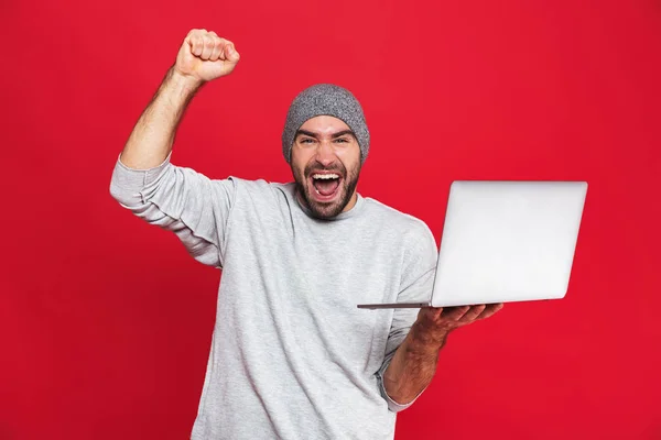 Retrato de cara feliz regozijando enquanto segurando prata isol laptop — Fotografia de Stock