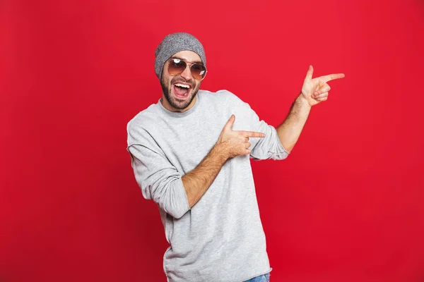 Bilden av glada mannen 30s solglasögon skrattar och pekar fi — Stockfoto
