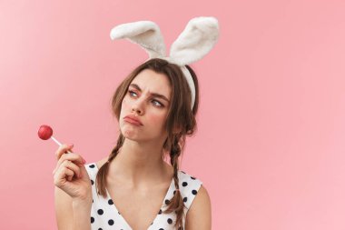 Çok güzel bir kız elbise ayakta giyiyor portresi