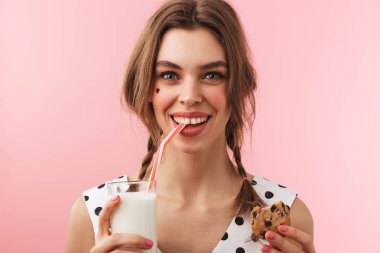 Çok güzel bir kız elbise ayakta giyiyor portresi