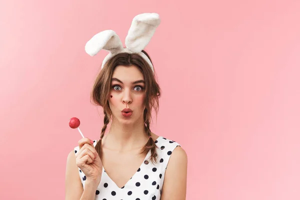 Retrato de uma linda menina vestindo vestido de pé — Fotografia de Stock