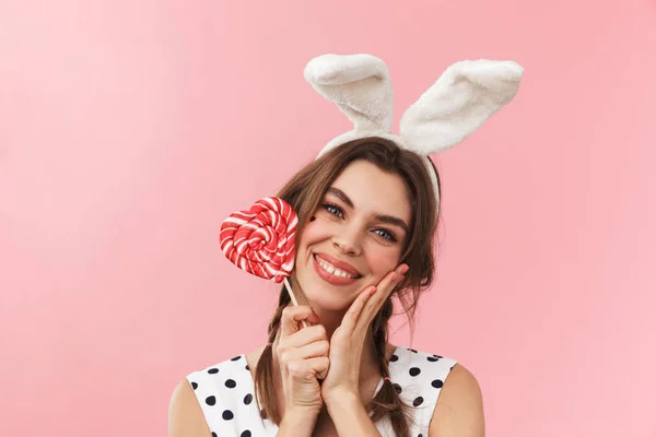 Retrato de una chica encantadora usando vestido de pie —  Fotos de Stock