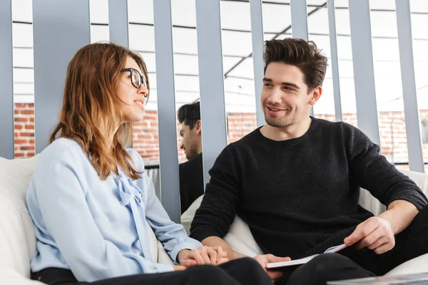 Alegre joven pareja de colegas trabajando juntos — Foto de Stock