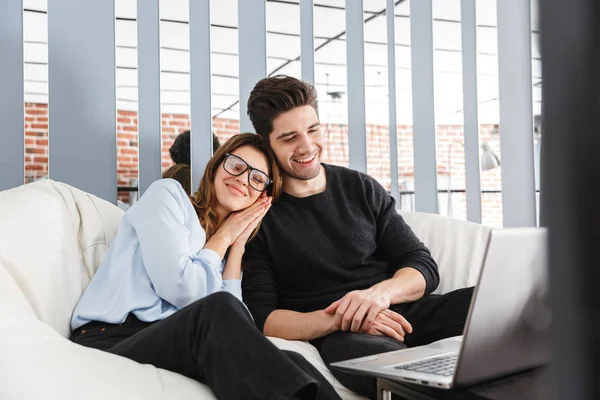 Alegre joven pareja de colegas trabajando juntos —  Fotos de Stock