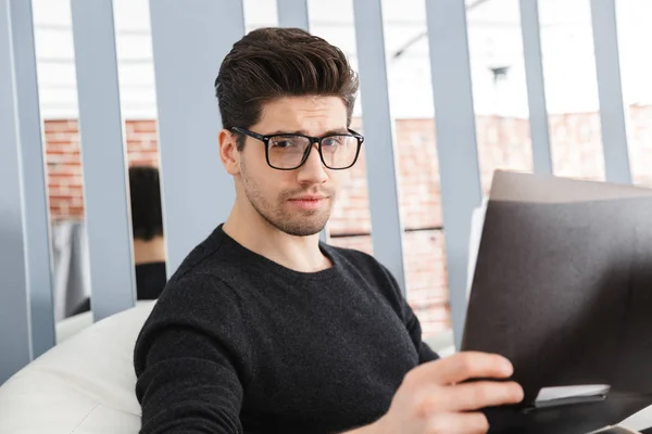 Confident young business man working at the office — Stock Photo, Image