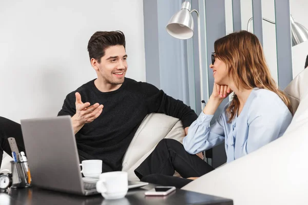 Alegre joven pareja de colegas trabajando juntos — Foto de Stock