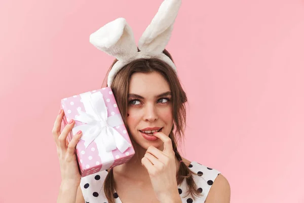 Retrato de una chica encantadora usando vestido de pie —  Fotos de Stock