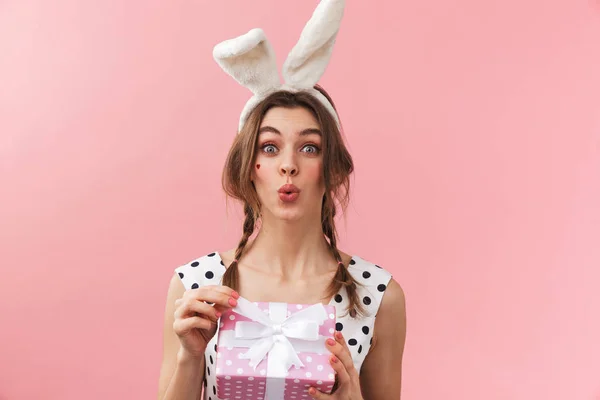 Retrato de una chica encantadora usando vestido de pie — Foto de Stock