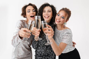 Genç kadın arkadaşlar poz beyaz bitti izole mutlu arka plan duvar. bir parti.