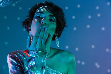 Genç ve güzel bir bayana yaklaş.