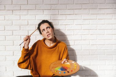 Resim için renk paleti tutan güzel sanatsal kadın