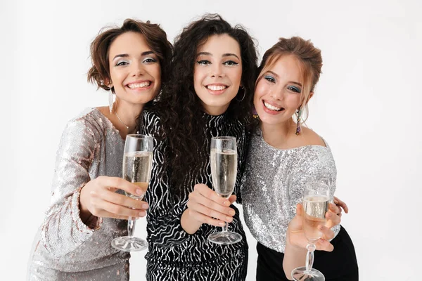 Jovens mulheres felizes amigos posando isolado sobre fundo da parede branca. em uma festa . — Fotografia de Stock